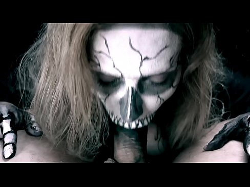❤️ Cô gái quỷ bú cặc bằng cái miệng đen của mình và nuốt kiêm. Video sex ở% vi.cassino-vulkan646.ru%